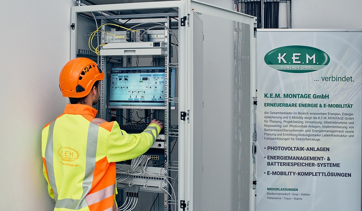 K.E.M. MONTAGE GmbH: Europas erstes Smart Grid für Blackout-sichere Autobahnmeisterei errichtet