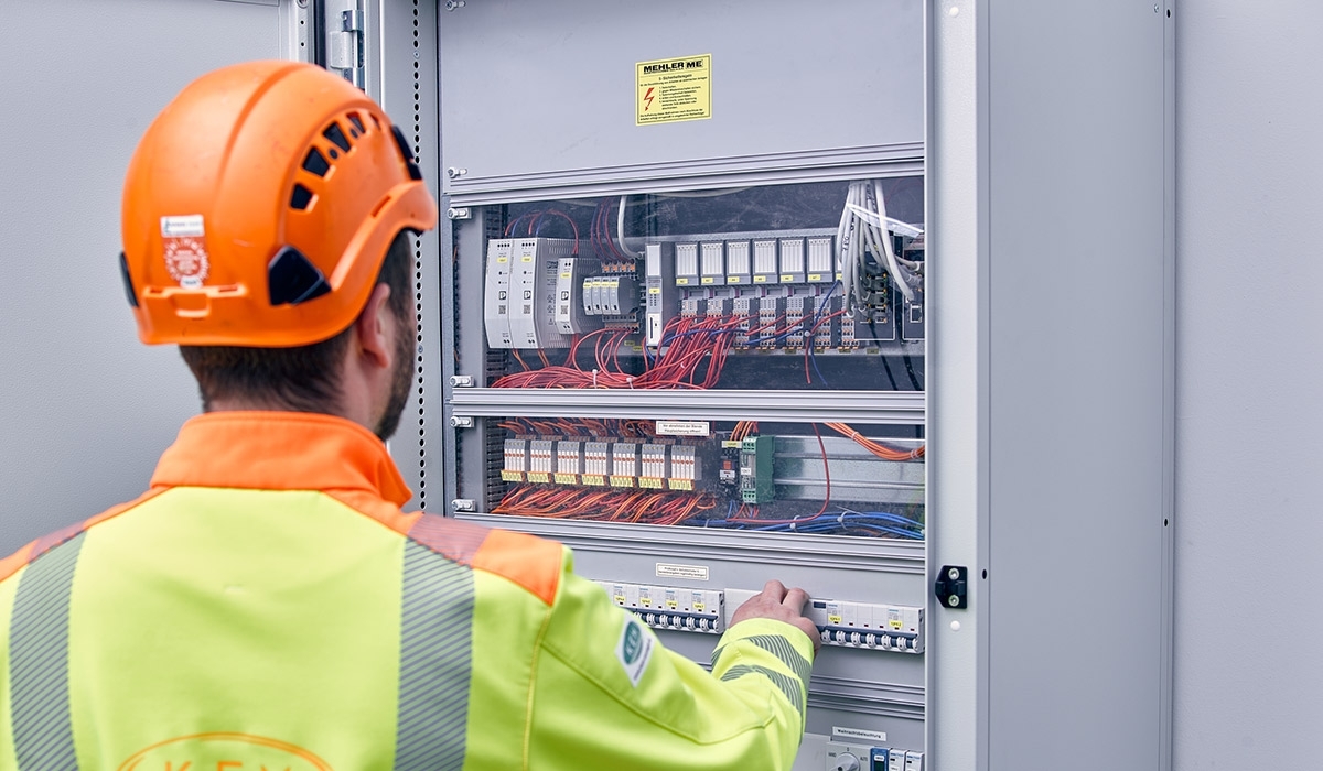 K.E.M. MONTAGE GmbH: Europas erstes Smart Grid für Blackout-sichere Autobahnmeisterei errichtet
